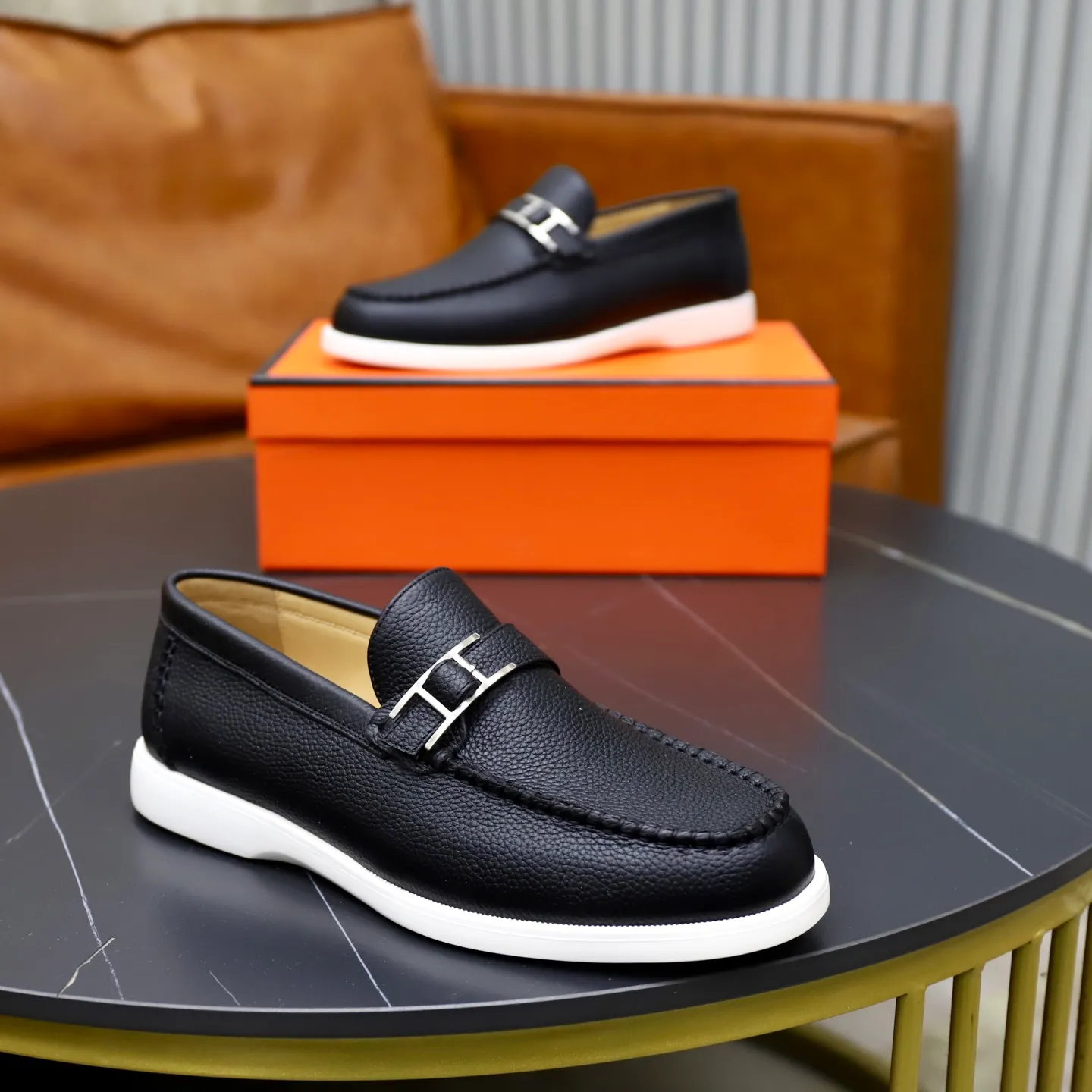 Ex-factory price: 560💰Hermès/Hermès slip-on men's shoes. This shoe is made of imported pebbled cowhide. It has simple and smooth lines and is combined with aerodynamically designed 3CM rubber foam ultra-light soles! Youthful and fashionable, classic H-shaped hardware buckle decoration, calf lining gently wraps the feet, with logo cowhide feet, casual and urban style, highlighting youthful vitality, sports and leisure version, super versatile, code number: 38-39-40-41-42-43-44 standard leather shoe size (45 can be customized but does not support returns)